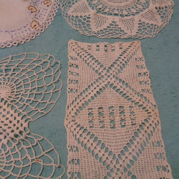 OLD MONEY 3  HAND CROCHETED VINTAGE DOLIES & 1 EMROIDERED VANITY RUNNER … - Picture 3 of 8